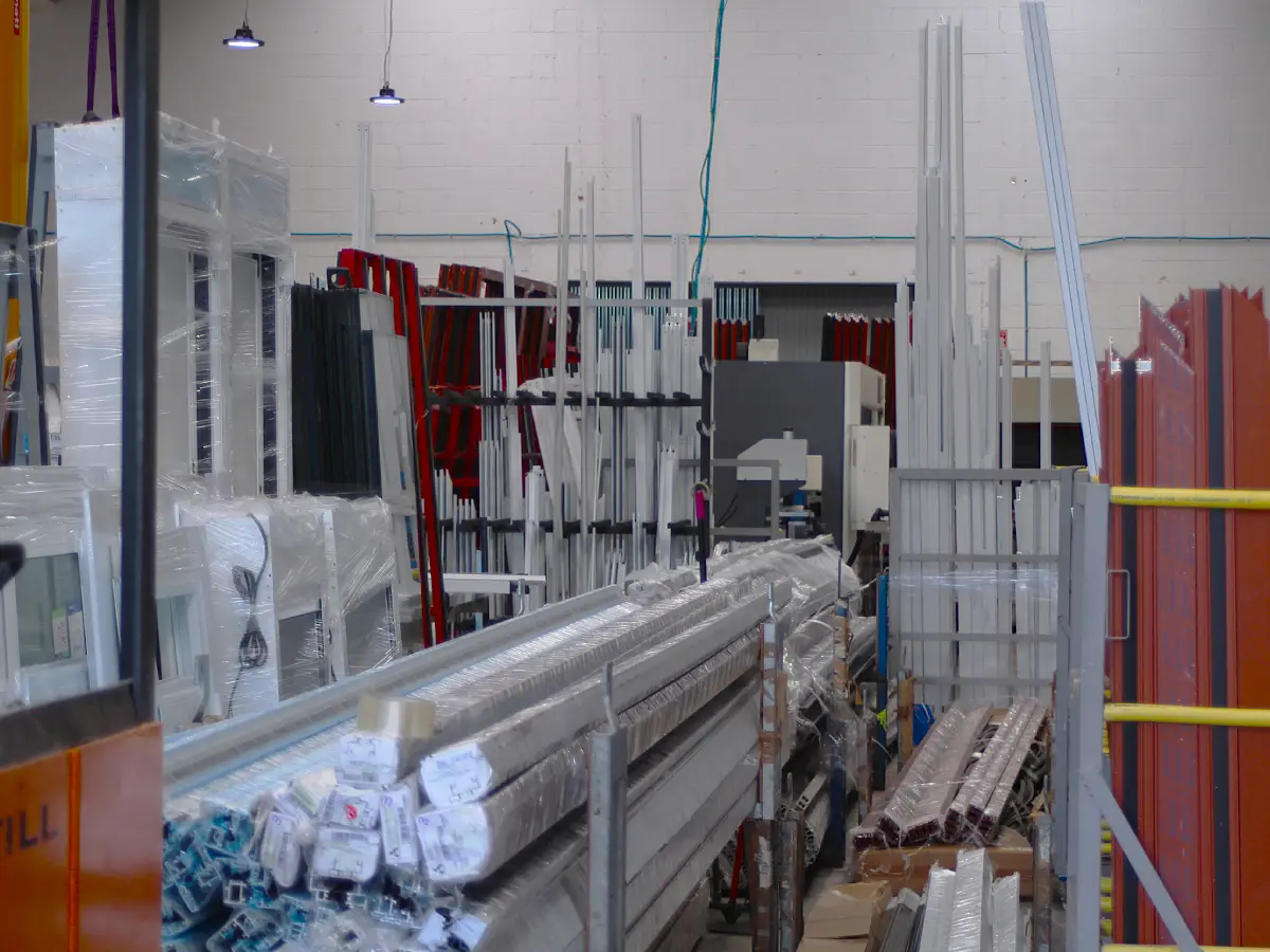 Zona de producción y maquinaria de carpintería de aluminio (Foto 13)