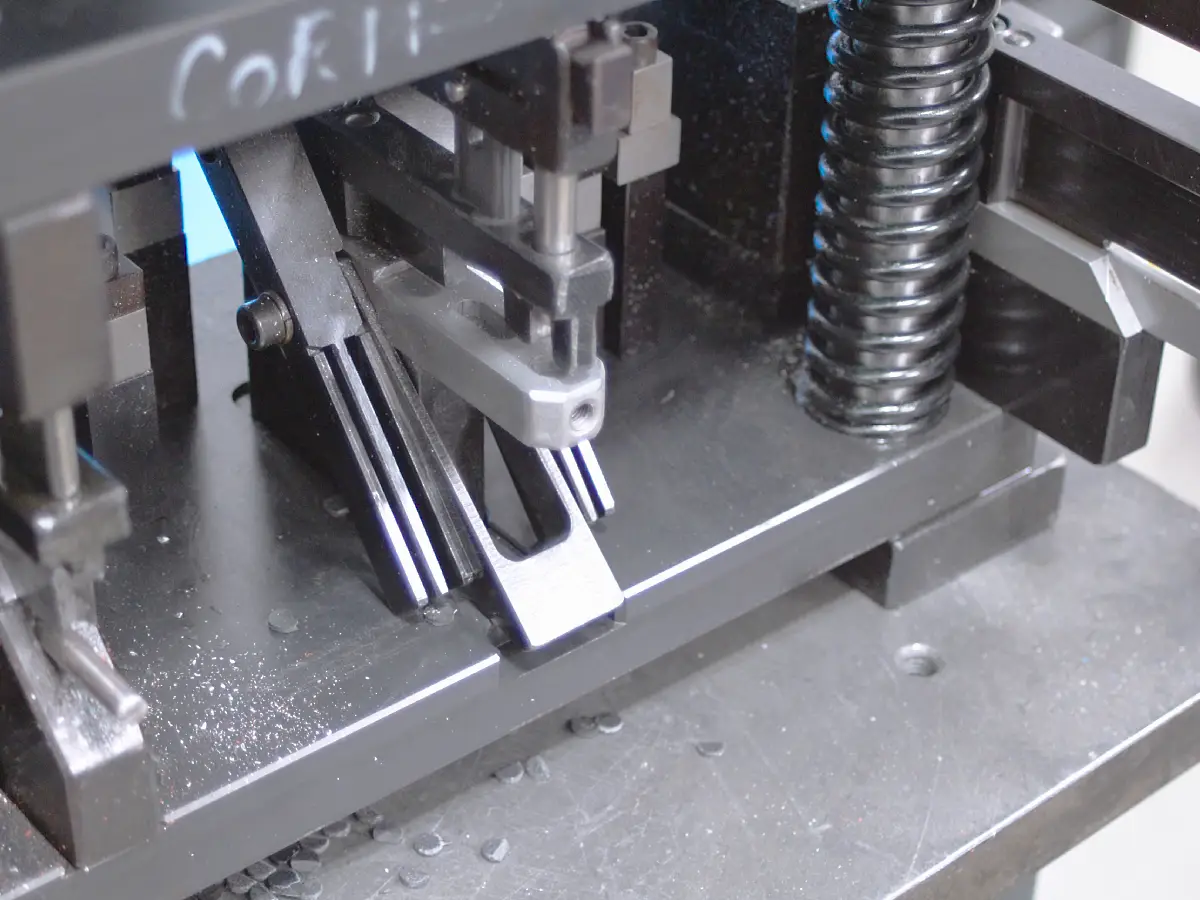 Zona de producción y maquinaria de carpintería de aluminio (Foto 14)
