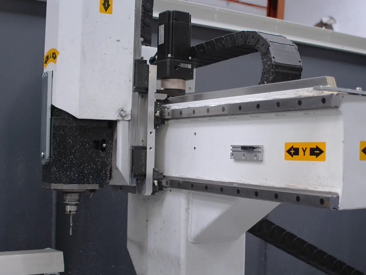 Zona de producción y maquinaria de carpintería de aluminio (Foto 16)