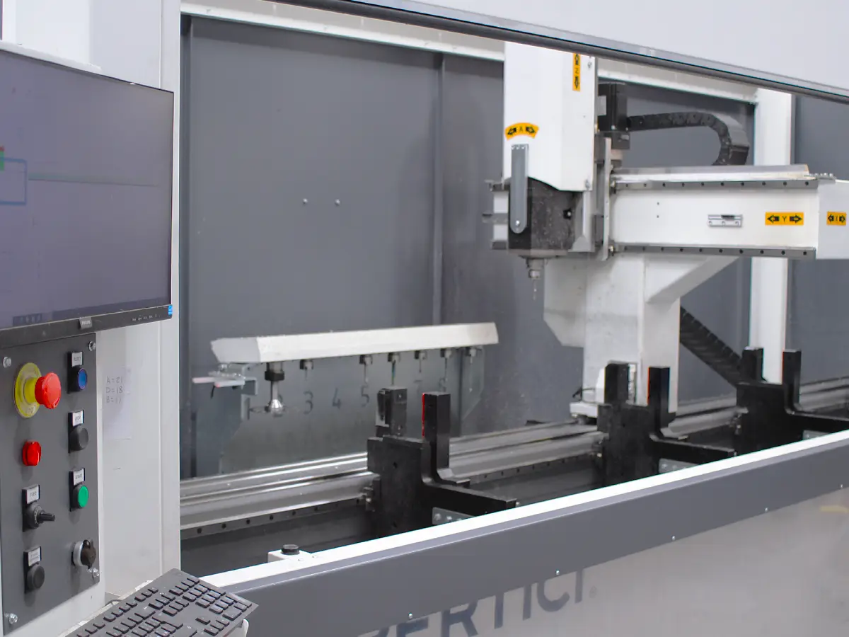 Zona de producción y maquinaria de carpintería de aluminio (Foto 7)